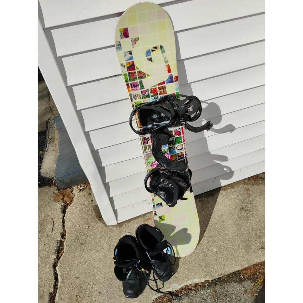 Burton Ginger 132cm Twin-Tip All-Mountain Girls Snowboard, boot Sz 7 and binders